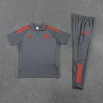Conjunto Completo Polo Bayern Múnich 2026 2027 Gris Rojo