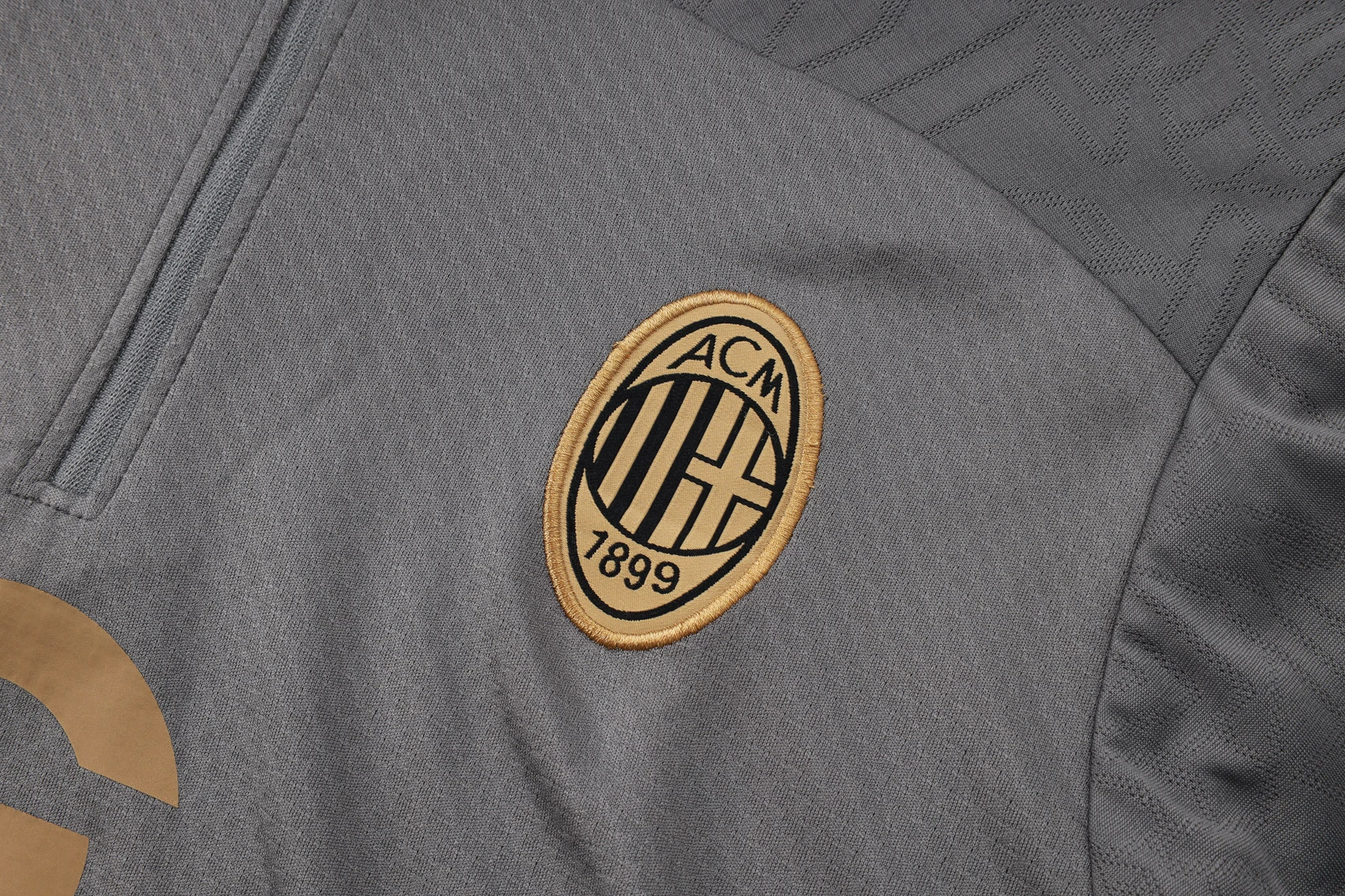 Conjunto Completo Sudadera Entrenamiento AC Milan 2024 2025 Gris Rojo AC Milan Conjunto 2024 2025 Gris - Maglia Ac Milan | tiendasdefutboles