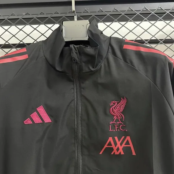 Rompevientos Liverpool 2025 2026 Negro Rojo Liverpool Rompevientos 2025 2026 Negro - Maglia Liverpool | tiendasdefutboles